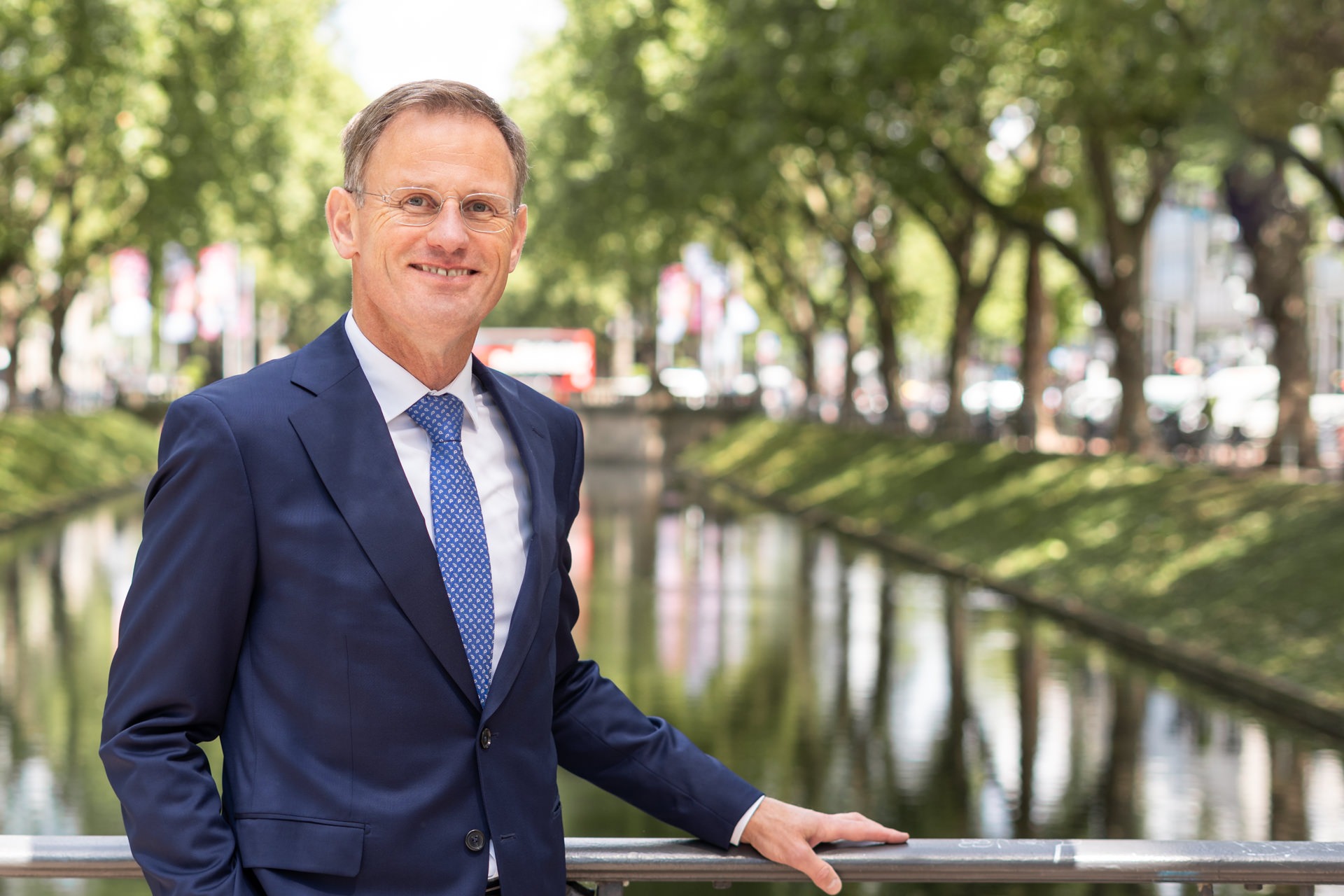 Notar Dr. Gerrit Wenz auf einer Brücke an der Königsallee in Düsseldorf