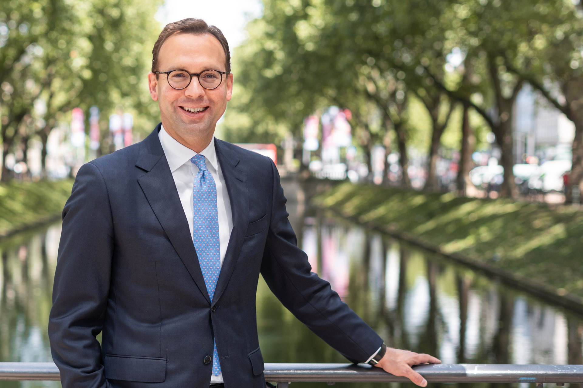 Notar Dr. Michael Schüller auf einer Brücke an der Königsallee in Düsseldorf