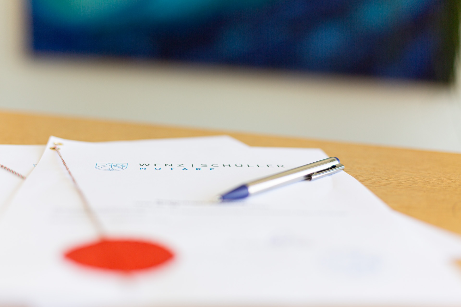 Eine Urkunde des Notariats, auf der ein Stift liegt