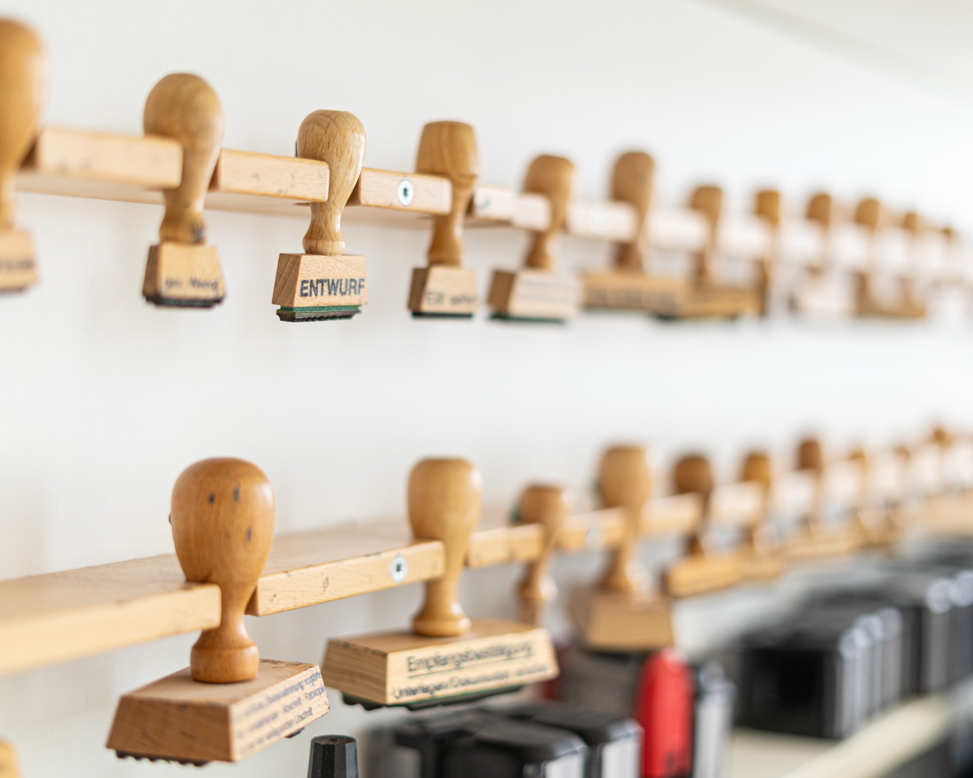 An einer Wand hängen diverse Holzstempel